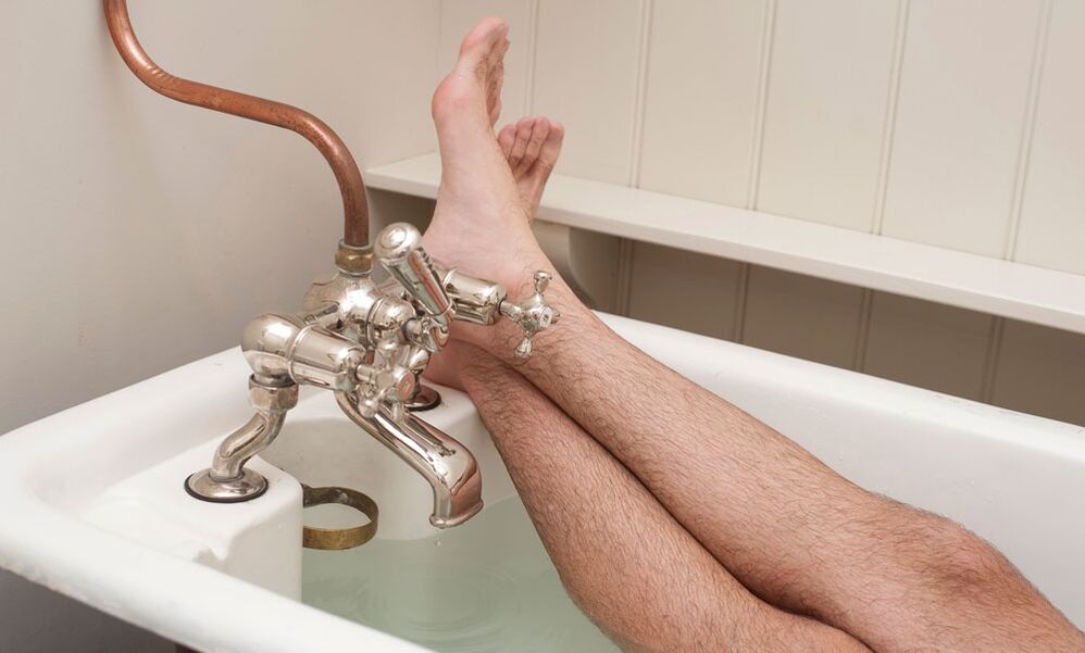 A man makes a bath with soda